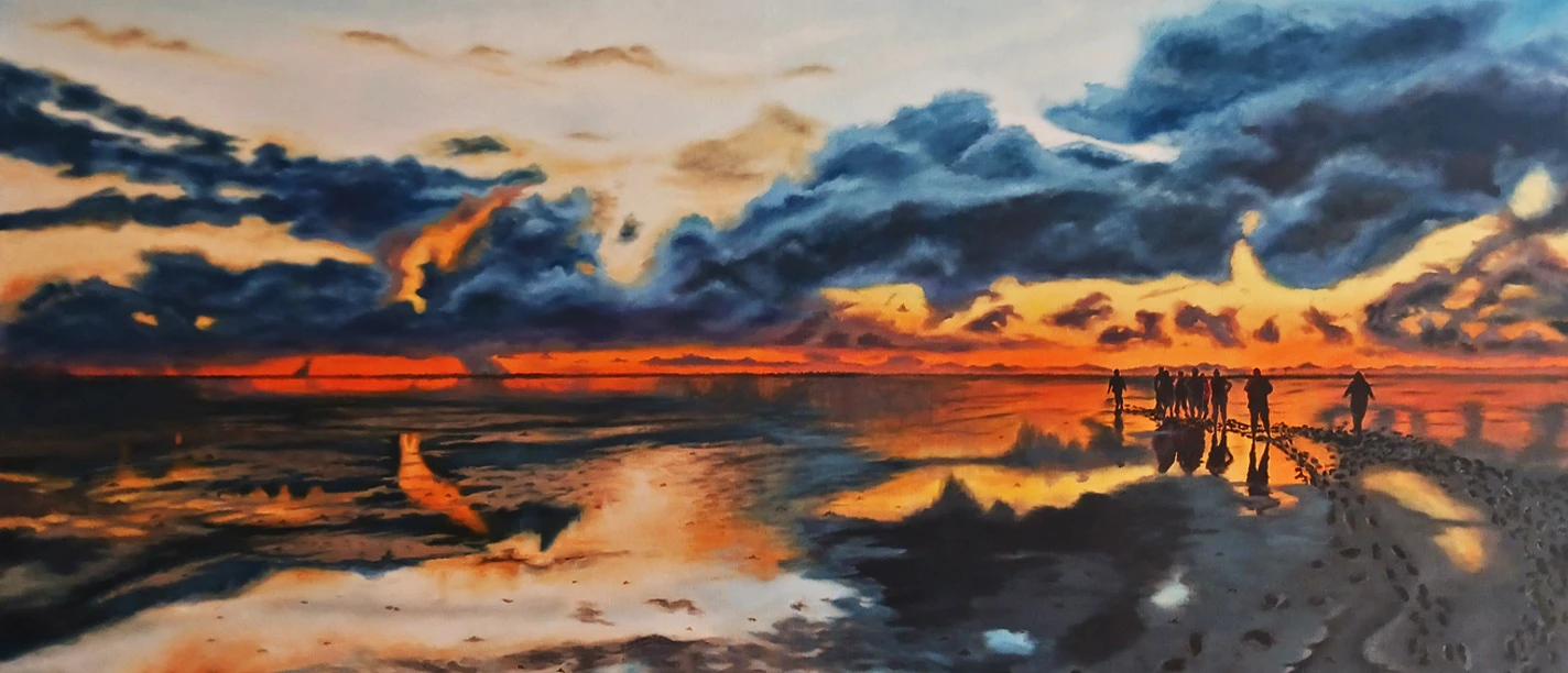 Wilfried Oeltjen Gemälde mit Gruppen von Menschen auf nassem Wattboden vor dramatischem Sonnenuntergangshimmel.