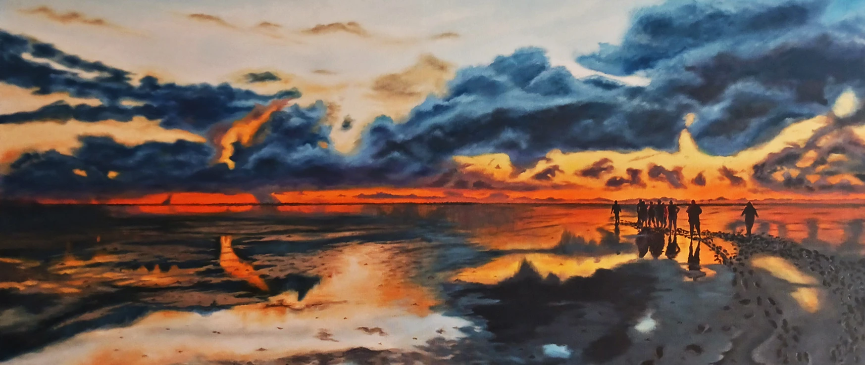 Wilfried Oeltjen Gemälde mit Gruppen von Menschen auf nassem Wattboden vor dramatischem Sonnenuntergangshimmel.