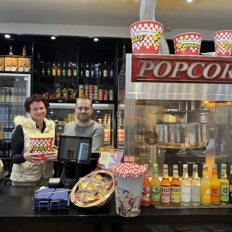 Delphinkino.jpeg Theke im Delphinkino Wolfsburg mit Popcornmaschine und Mitarbeitenden.