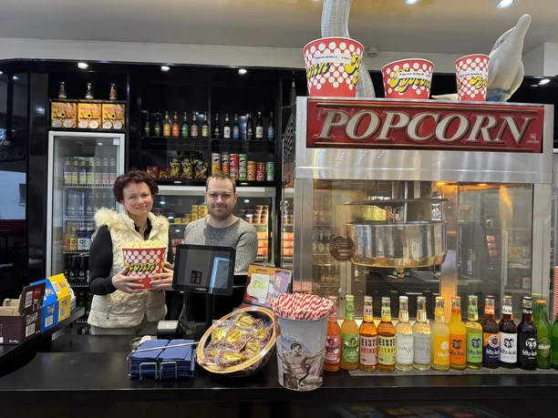 Delphinkino.jpeg Theke im Delphinkino Wolfsburg mit Popcornmaschine und Mitarbeitenden.