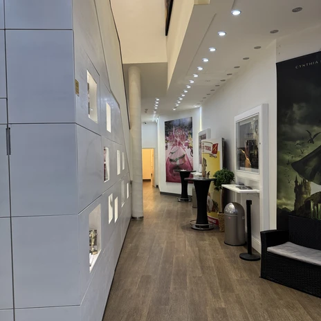 IMG_9427.jpeg Flur im Delphin Kino