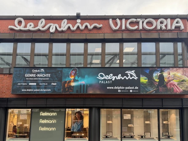 Delphin.jpg Außenansicht des Delphin-Palasts in Wolfsburg.