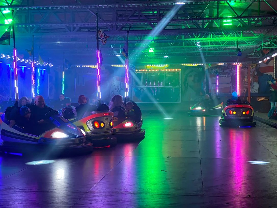 Jahrmarkt10_2025_Autoscooter3_GerhildKutschale.JPG Autoscooter-Bahn mit bunten Lichtern