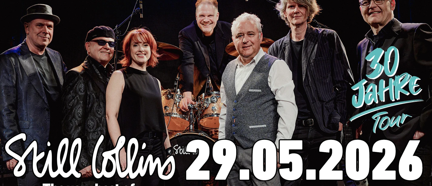 Still Collins.jpg Band Still Collins mit sieben Mitgliedern auf einer Bühne, Plakat zur 30-Jahre-Tour 2026 in Wiesmoor