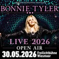 Bonie Tyler.jpg Bonnie Tyler auf Konzertplakat mit Mikrofon und funkelndem Hintergrund für Live-Auftritt 2026.