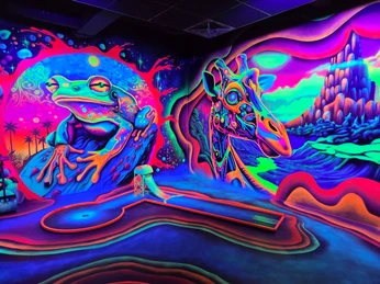 Funrocket Spaß-Erlebnis-Welt Schwarzlicht Minigolf.jpg Bunte Schwarzlicht-Minigolfbahn mit leuchtenden Wandmalereien von Frosch und Giraffe in Neonfarben.