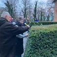 Blumenniederlegung am Gedenkstein in Lauenburg anlässlich des 27. Januar 2025