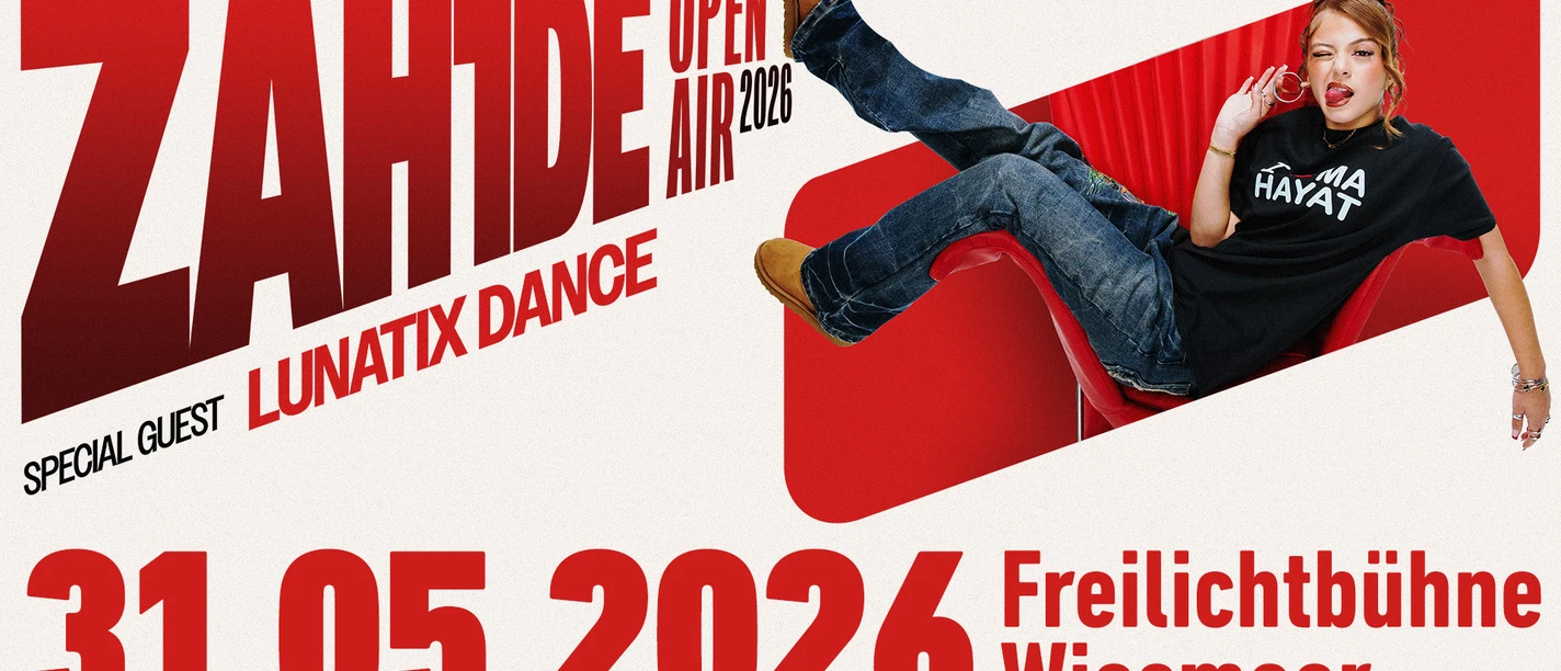 ZAH1DE.jpg Plakat zum ZAH1DE Open Air 2026 mit Künstlerin auf rotem Stuhl und Veranstaltungstermin.