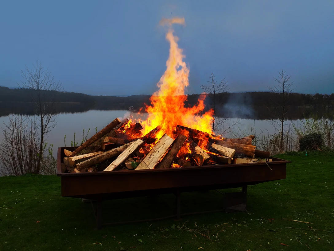 Osterfeuer_2024_Nachthimmel_Katrin_Jester (4).jpg Große Feuerschale auf einer Wiese vor dem See