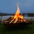Osterfeuer_2024_Nachthimmel_Katrin_Jester (4).jpg Große Feuerschale auf einer Wiese vor dem See