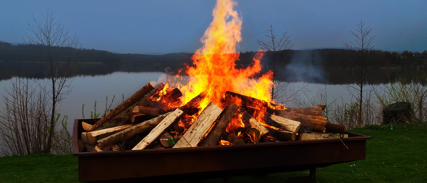 Osterfeuer_2024_Nachthimmel_Katrin_Jester (4).jpg Große Feuerschale auf einer Wiese vor dem See