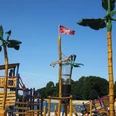 Piratenspielplatz19_HD_16zu9.jpg Großer Piratenspielplatz mit Holzschiff, Kletternetzen und Palmenfiguren am Sandstrand des Salzgittersees.