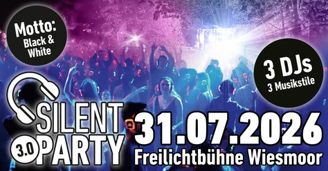 Silent Party.jpg Tanzende Menschen mit leuchtenden Kopfhörern bei einer nächtlichen Silent Party auf der Freilichtbühne.