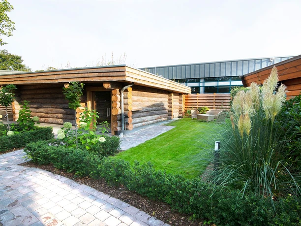 BAD 2 Kelosauna (c) Martina Buchholz_Bädergesellschaft Bremerhaven mbH_WEB.jpg Außenbereich der Saunalandschaft im Bad 2