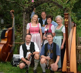 Oidhoizklang-Volksmusik.jpg Gruppenbild der Volksmusikgruppe Oidhoizklang