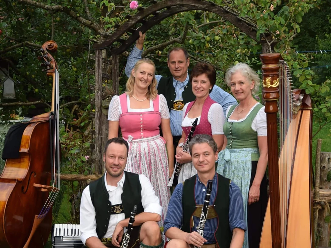Oidhoizklang-Volksmusik.jpg Gruppenbild der Volksmusikgruppe Oidhoizklang