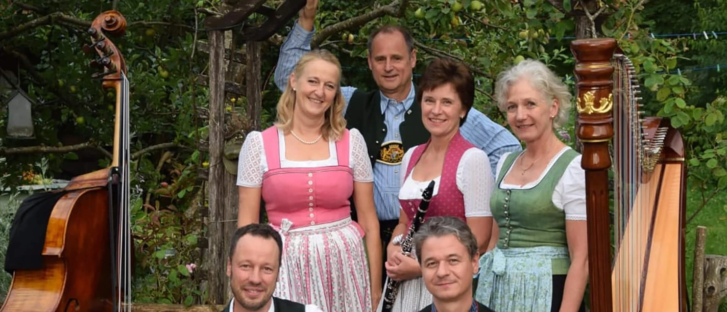 Oidhoizklang-Volksmusik.jpg Gruppenbild der Volksmusikgruppe Oidhoizklang