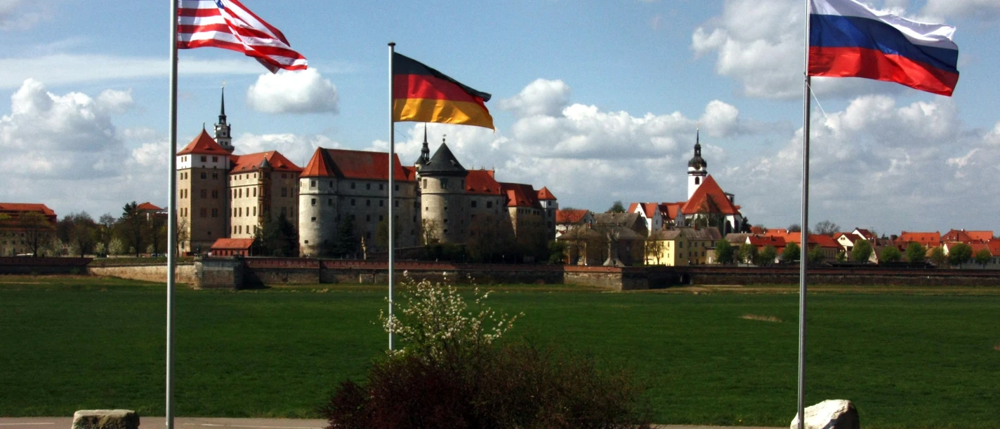 Torgau_Fahnenmonument1-Foto Torgau-Info.jpg