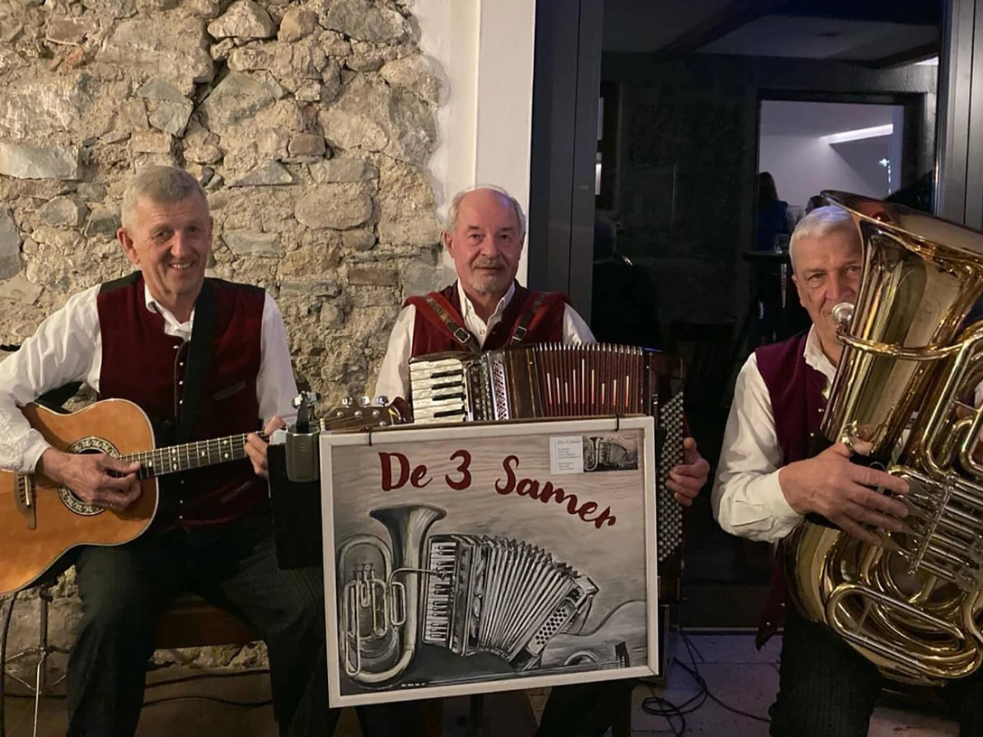 De 3 Samer-Musikanten.jpg Die drei Samer Musikanten Gruppenfoto