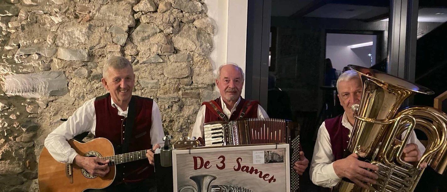 De 3 Samer-Musikanten.jpg Die drei Samer Musikanten Gruppenfoto
