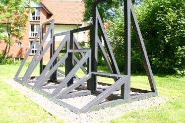 Skulpturenpark - Endlich Moderne schwarze Stahlskulptur mit geometrischen Formen im grünen Skulpturenpark Otterndorf.