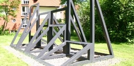 Skulpturenpark - Endlich Moderne schwarze Stahlskulptur mit geometrischen Formen im grünen Skulpturenpark Otterndorf.