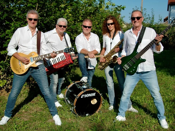 Die-Haberer.jpg Band musiziert draußen mit Gitarren, Sax und Drums