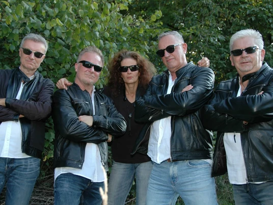 Die-Haberer-2.jpg Die Musiker der Band Die Haberer mit Lederjacken