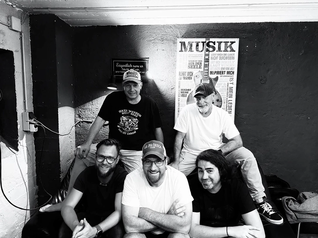 Red-Oax.jpg Die Musiker der Band Red Oax