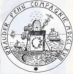wappen_fehn_compagnie_klein.jpg Schwarz-weiße Linienzeichnung eines runden Wappens mit einem Bienenkorb, zwei Segelschiffen, einem Baum, einem Äskulapstab und einem Schild mit einem Eberkopf, umgeben von der Umschrift 'Rhauder Fehn Compagnie MDCCLXXXIX'