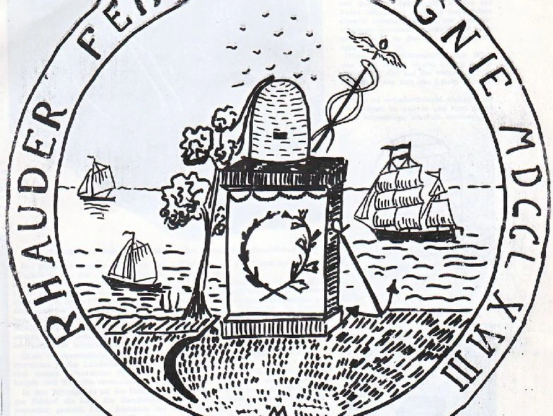 wappen_fehn_compagnie_klein.jpg Schwarz-weiße Linienzeichnung eines runden Wappens mit einem Bienenkorb, zwei Segelschiffen, einem Baum, einem Äskulapstab und einem Schild mit einem Eberkopf, umgeben von der Umschrift 'Rhauder Fehn Compagnie MDCCLXXXIX'