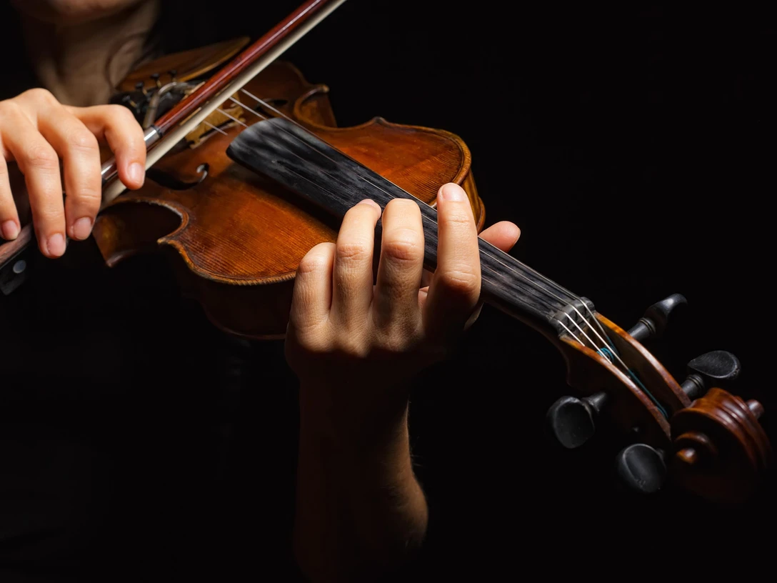 Person die Violine spielt