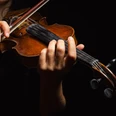Person die Violine spielt