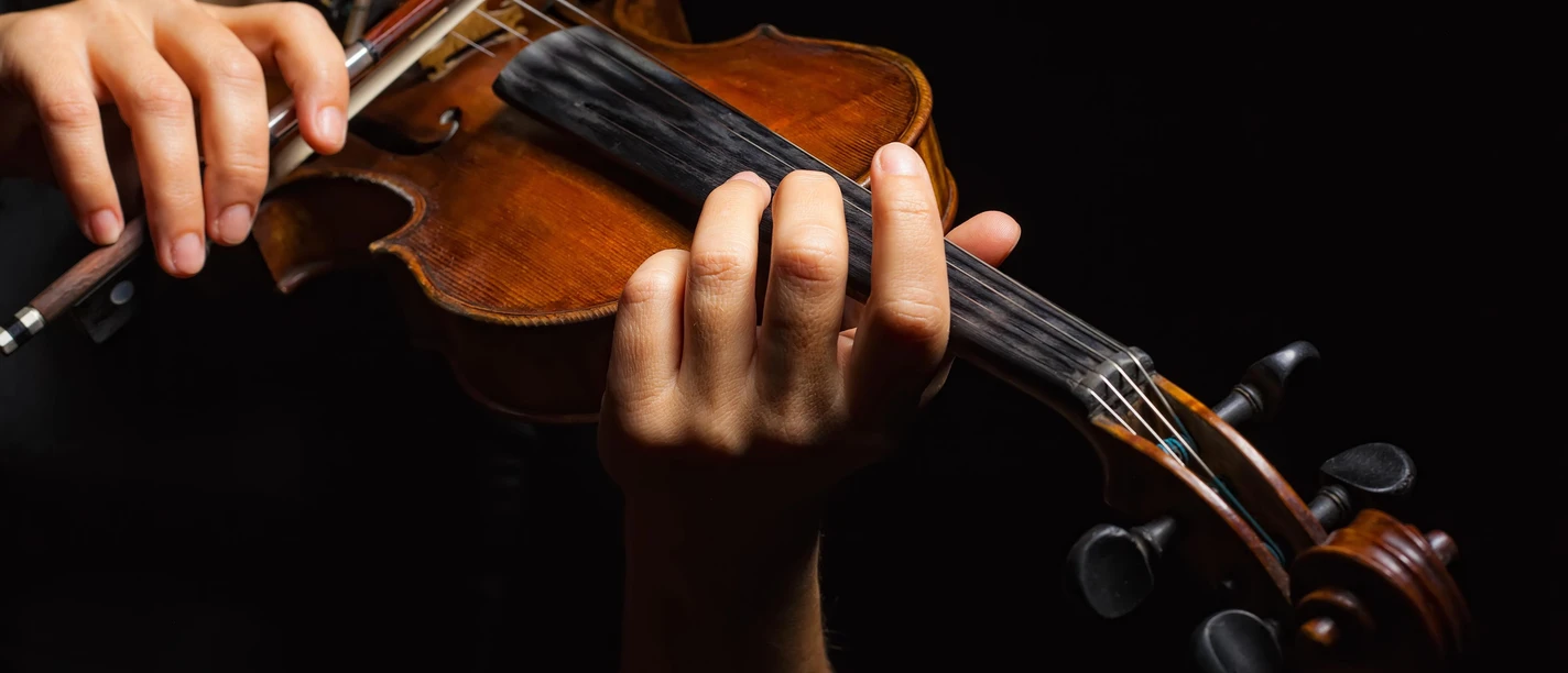 Person die Violine spielt