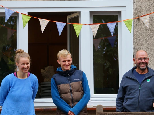 Der Kastanienhof wird von Familie Hüppe gemeinsam bewirtschaftet. Katharina, Mattis und Gerhard (v.l.n.r.)