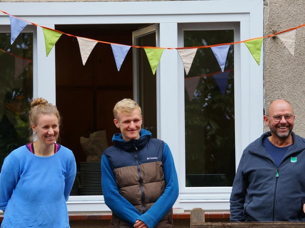 Der Kastanienhof wird von Familie Hüppe gemeinsam bewirtschaftet. Katharina, Mattis und Gerhard (v.l.n.r.)
