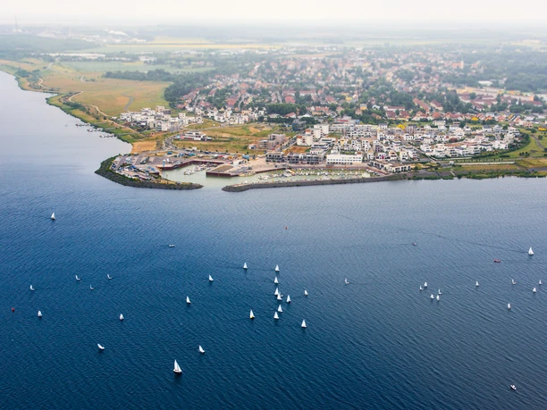 Widok z lotu ptaka na jezioro Zwenkau z widokiem na port w regionie Neuseenland w Lipsku.