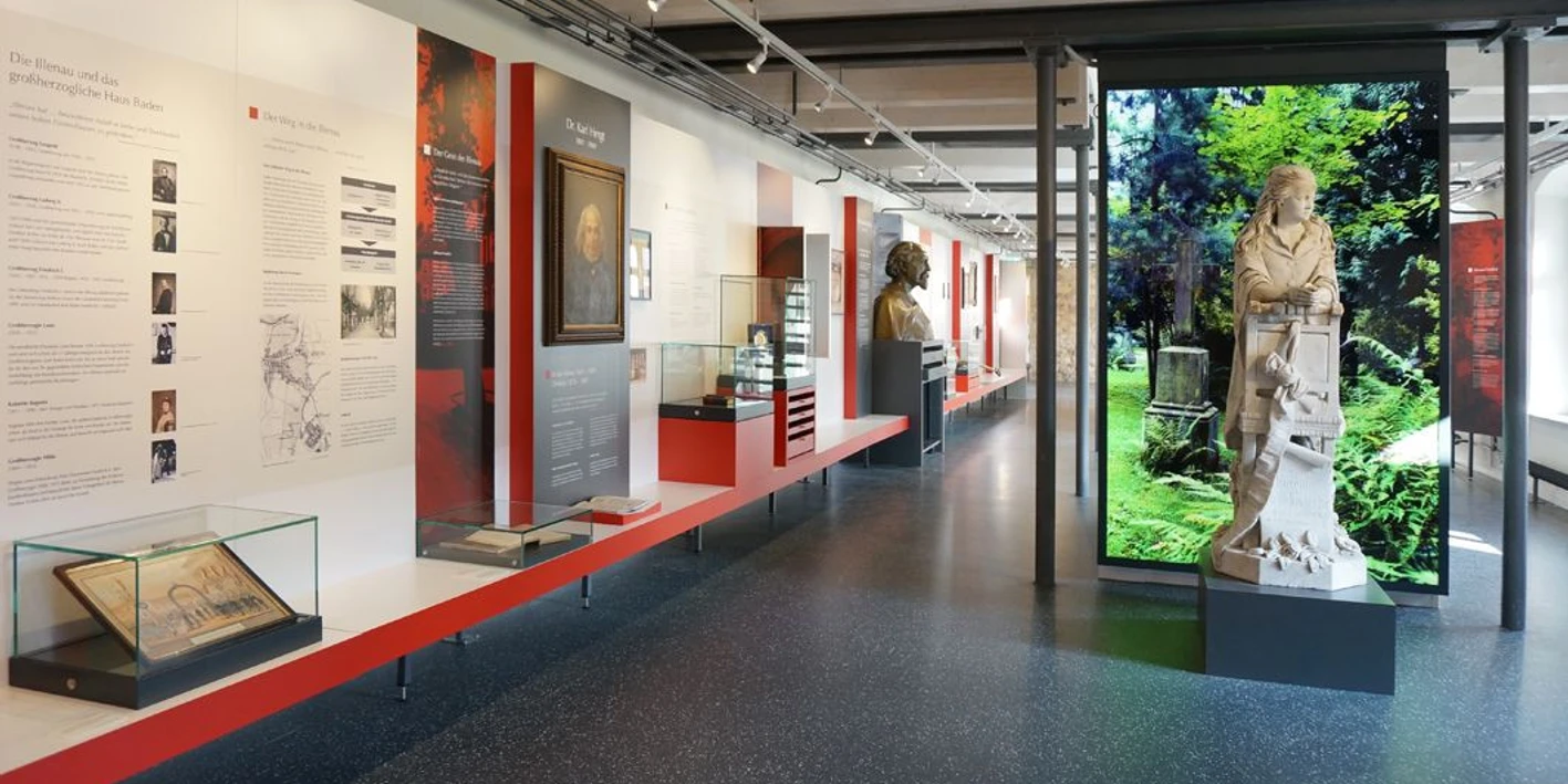 Blick in das Museum auf verschiedene Exponate und Skulpturen