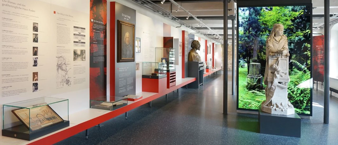 Blick in das Museum auf verschiedene Exponate und Skulpturen