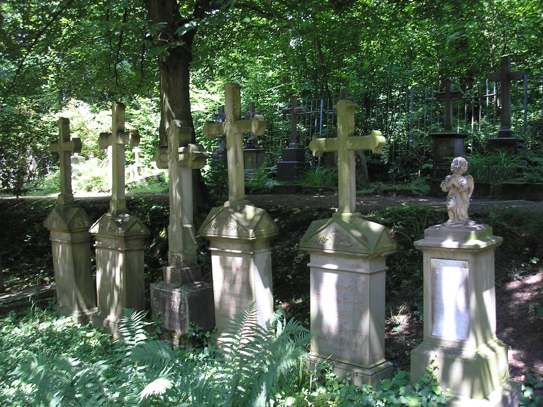 Gräber mit Bäumen auf dem Illenauer Friedhof