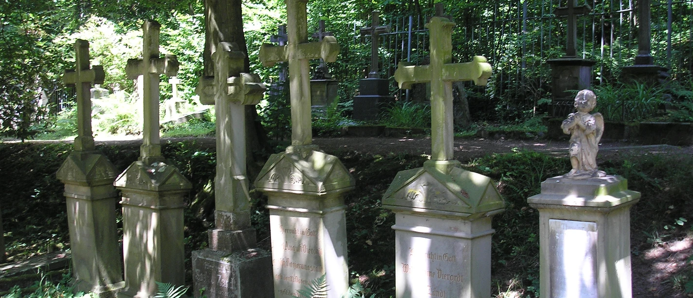 Gräber mit Bäumen auf dem Illenauer Friedhof
