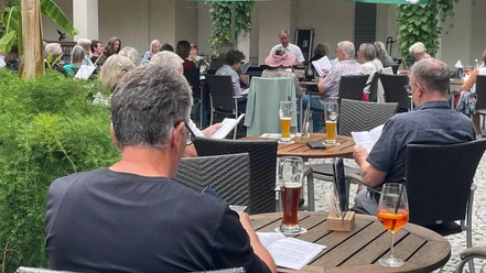 Offenes-Singen-Brunnenhof.jpg Offenes Singen im Bunnenof mit Gästen an Tischen