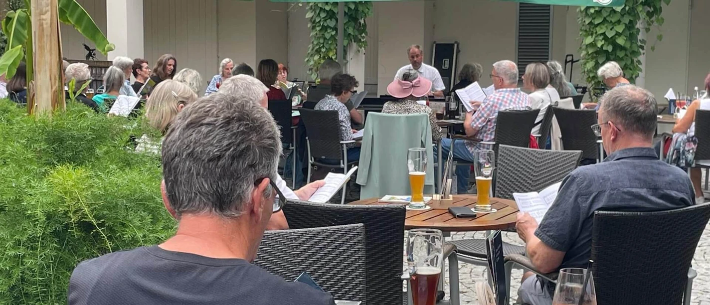 Offenes-Singen-Brunnenhof.jpg Offenes Singen im Bunnenof mit Gästen an Tischen
