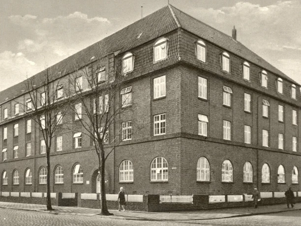 Windstärke 10-Frauenwohnheim am Elfenweg. Archiv Hort Huthtsfeldt.jpg