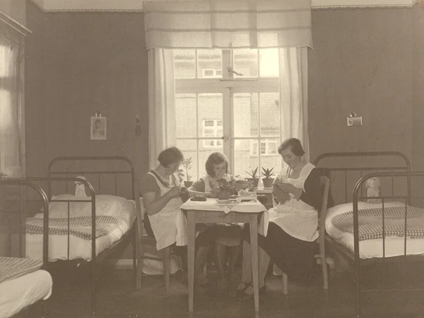 Windstärke 10-Schlafzimmer im Frauenwohnheim um 1932. Foto Archiv Windstärke 10.jpg