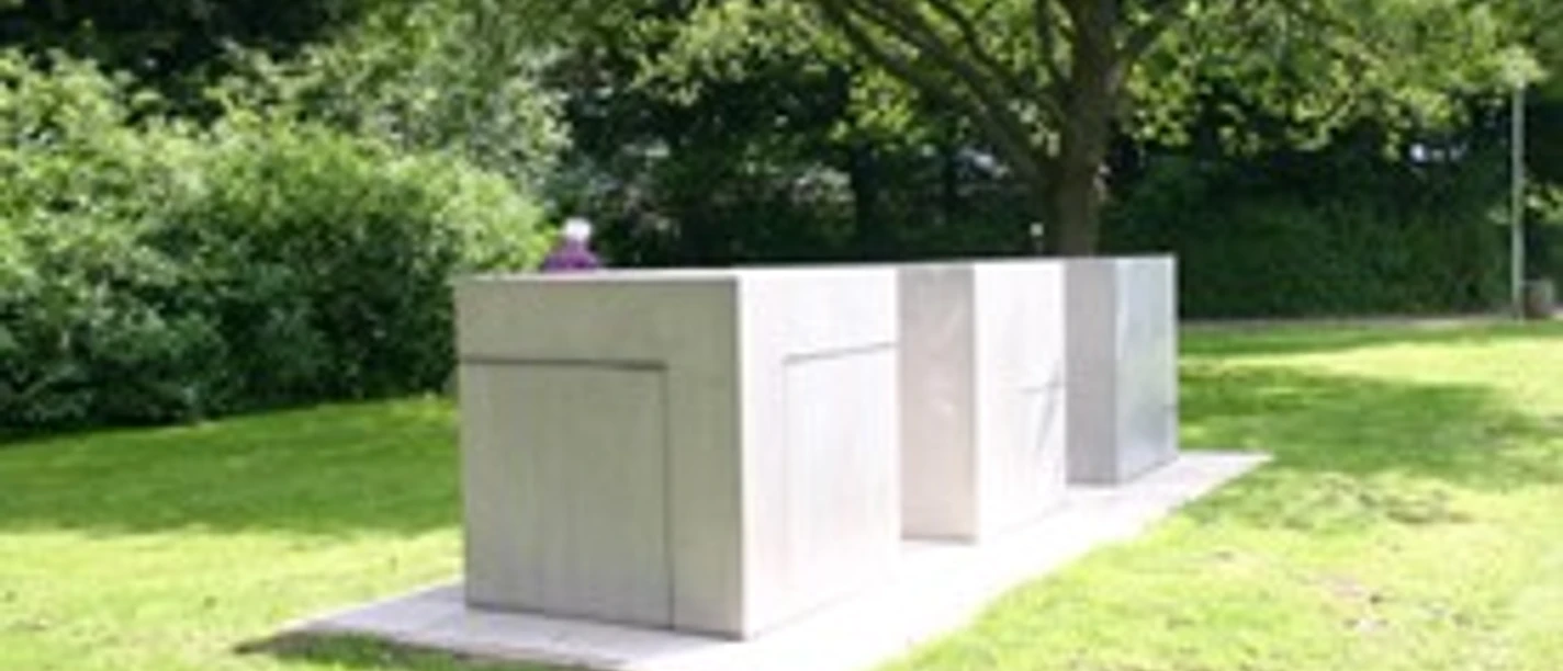 Skulpturen - Drei- Phasen Würfel Moderne Würfelskulptur aus Metall auf einer Grünfläche unter Bäumen in Otterndorf.