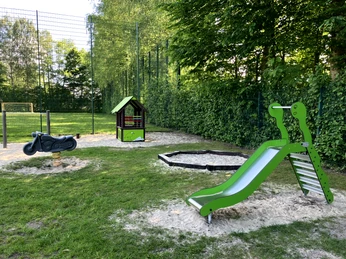 2025_Kieselweg_Kleinkindrustche_Sandkasten_Federspielgerät.jpg