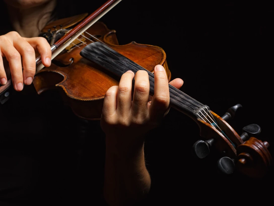 Person die Violine spielt