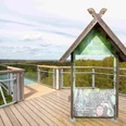 SkywalkTigerblickII2024.jpg Aussichtsplattform mit Holz- und Glaselementen über den Baumwipfeln am barrierefreien Baumwipfelpfad Heide Himmel.