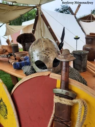 Helm, Schwerter und Schilder zusehen beim Wikingermarkt Verkaufsstand beim Wikingermarkt mit Helm, Schwert und Schild